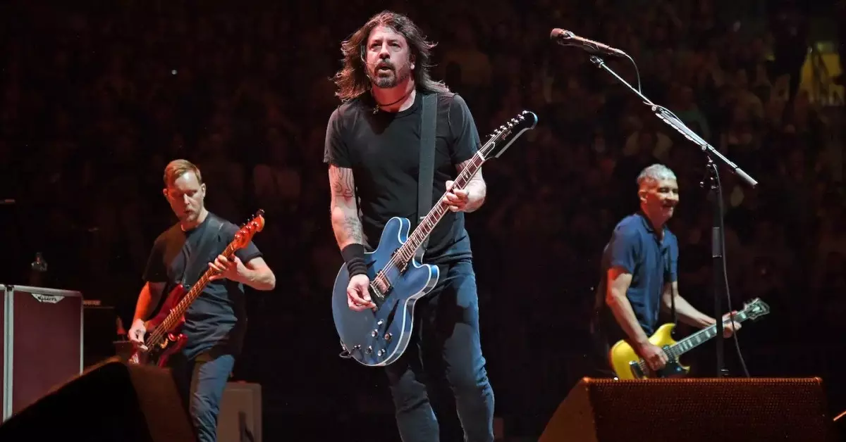 Foo Fighters' Dave Grohl Rocks With Taylor Hawkins Cover Band