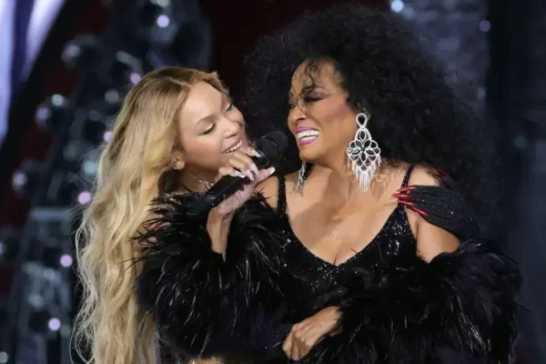 Beyoncé Surprises Fans With Legendary Diana Ross Performance